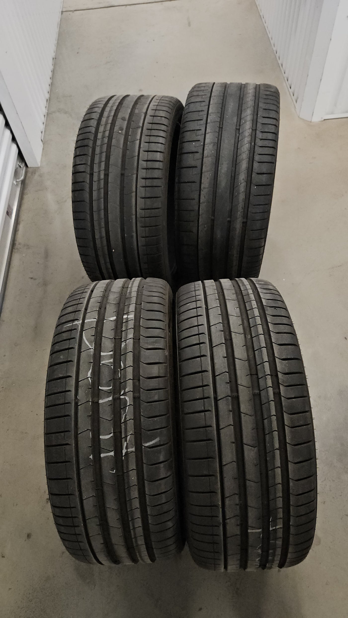 (2) 275 35 r22 / (2) 315 30 22 Pirelli tires