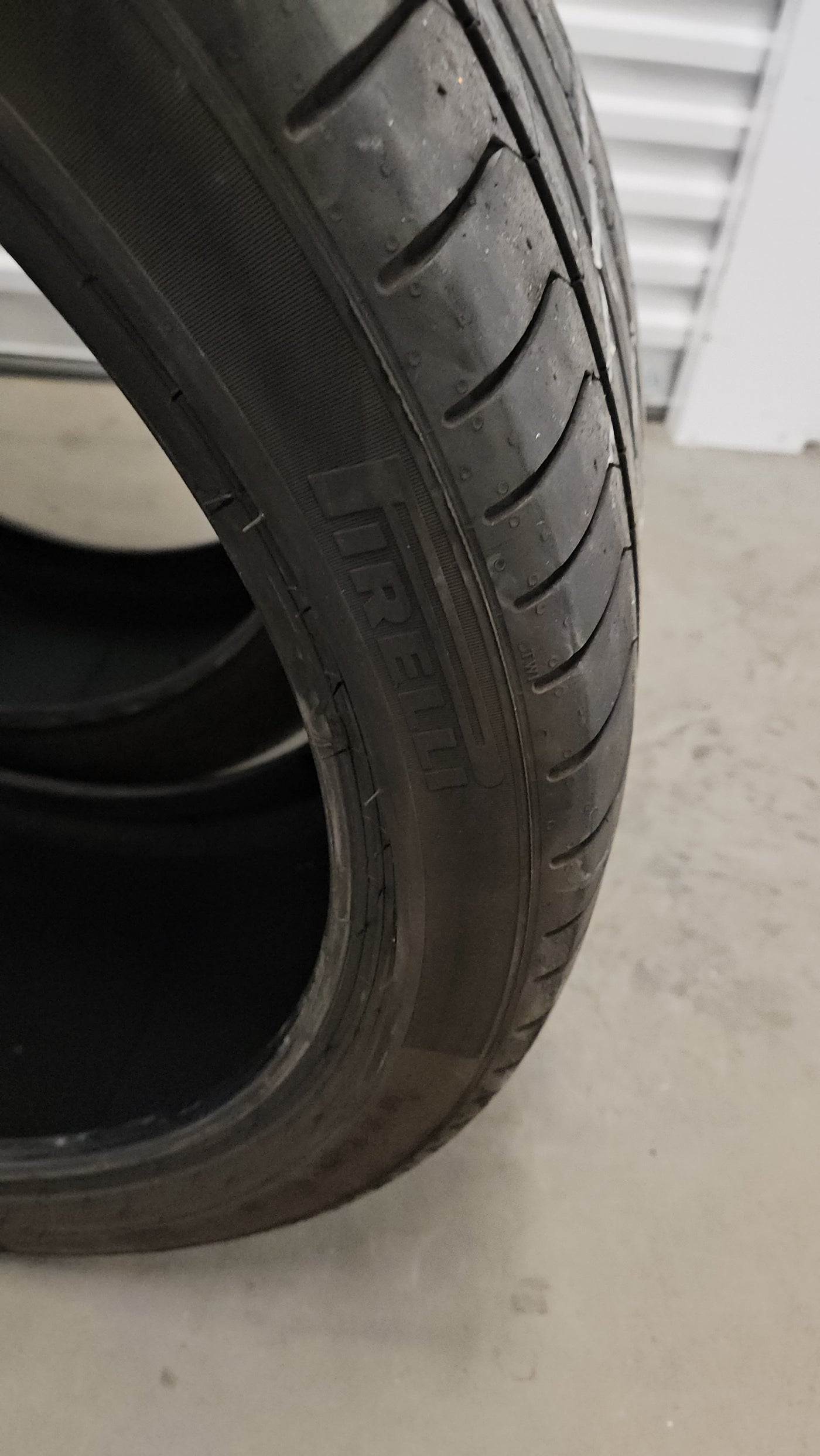 (2) 275 35 r22 / (2) 315 30 22 Pirelli tires