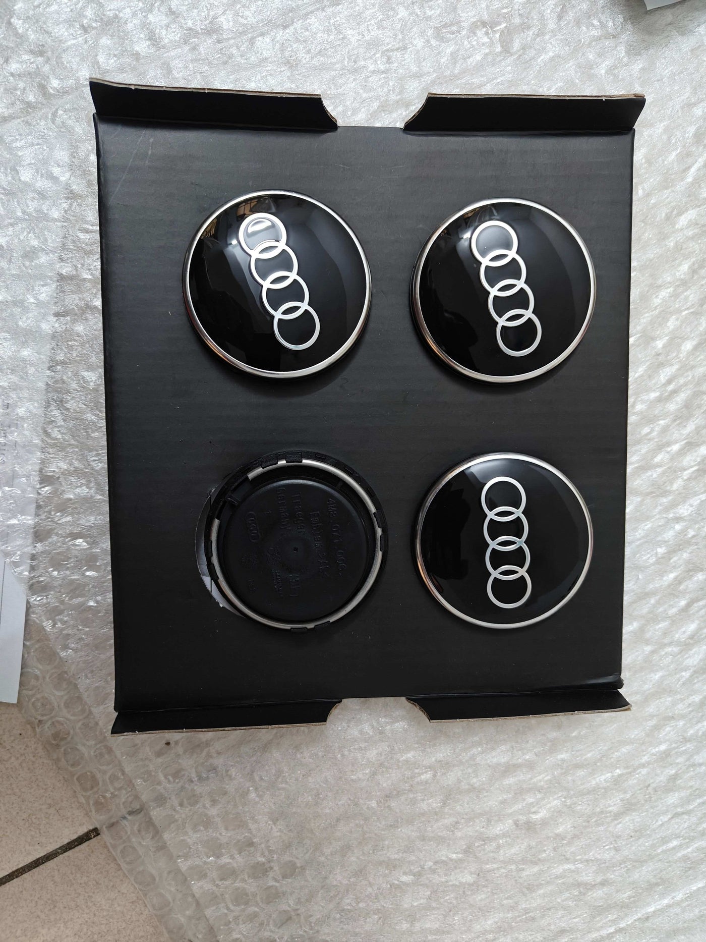 Dynamic Floating Center Caps "Audi Rings" - Audi / R8 A7 A6 RS5 4M8071006A