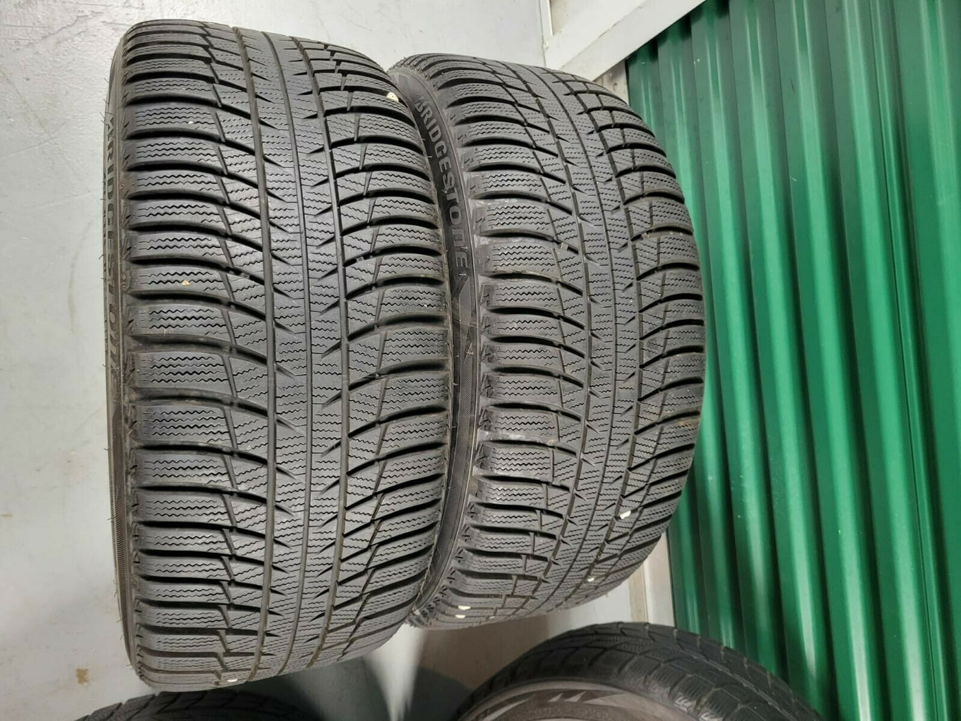 Set of two Used 255/40R18 Bridgestone Blizzak LM-001 99V - 7-8/32